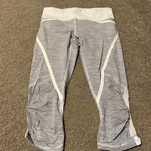 White/gray striped crop leggings